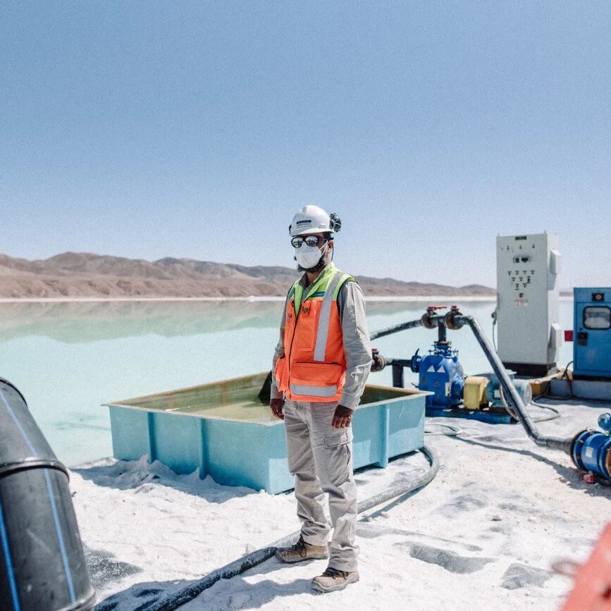 In Chile’s desert lie vast reserves of lithium — key for electric car batteries, comenta Andrés Díaz