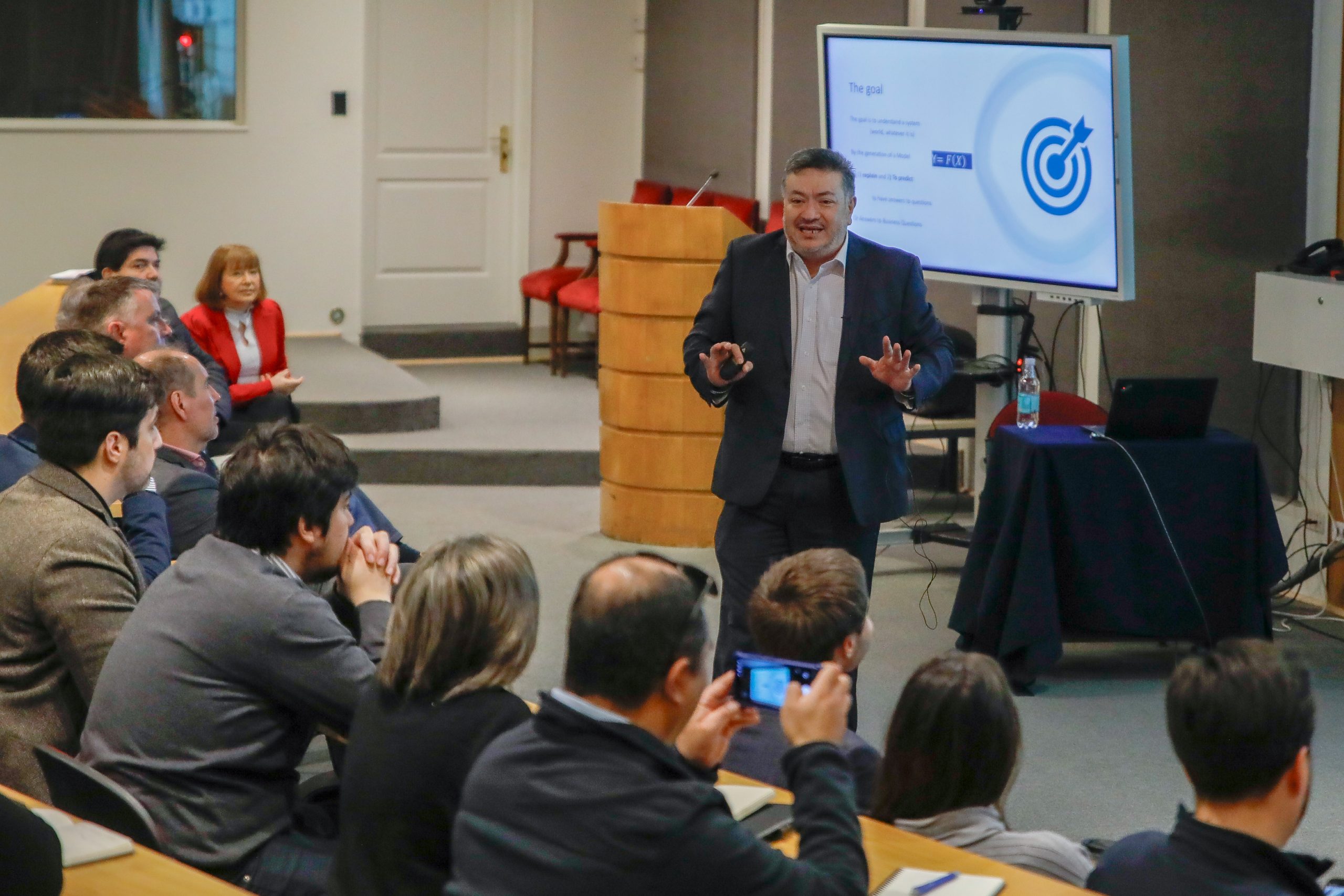 Con destacados exponentes internacionales, UDP realiza seminario sobre Inteligencia Artificial y Transición Energética