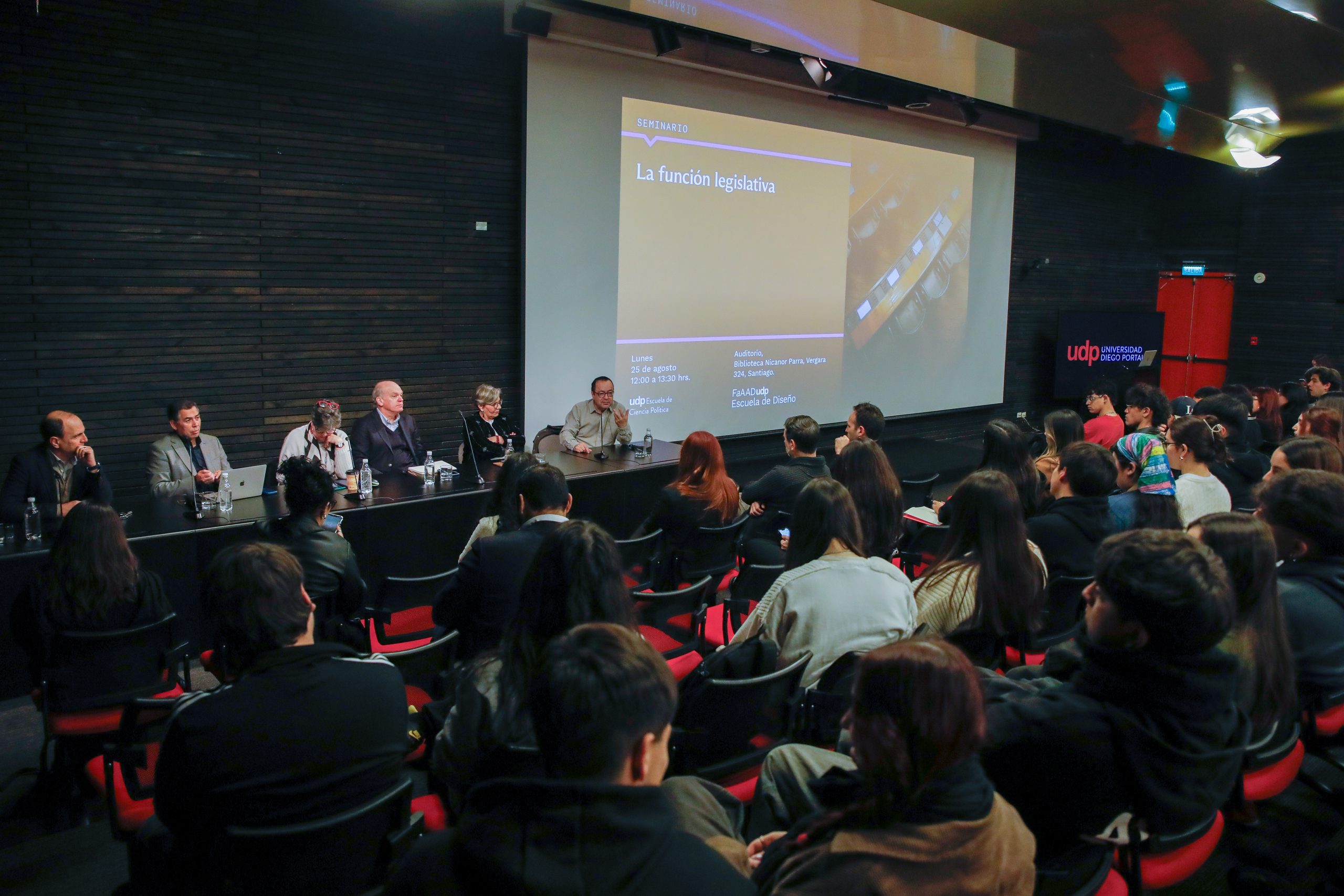 Escuelas de Diseño y Ciencia Política UDP realizaron seminario sobre función legislativa con académicos y parlamentarios