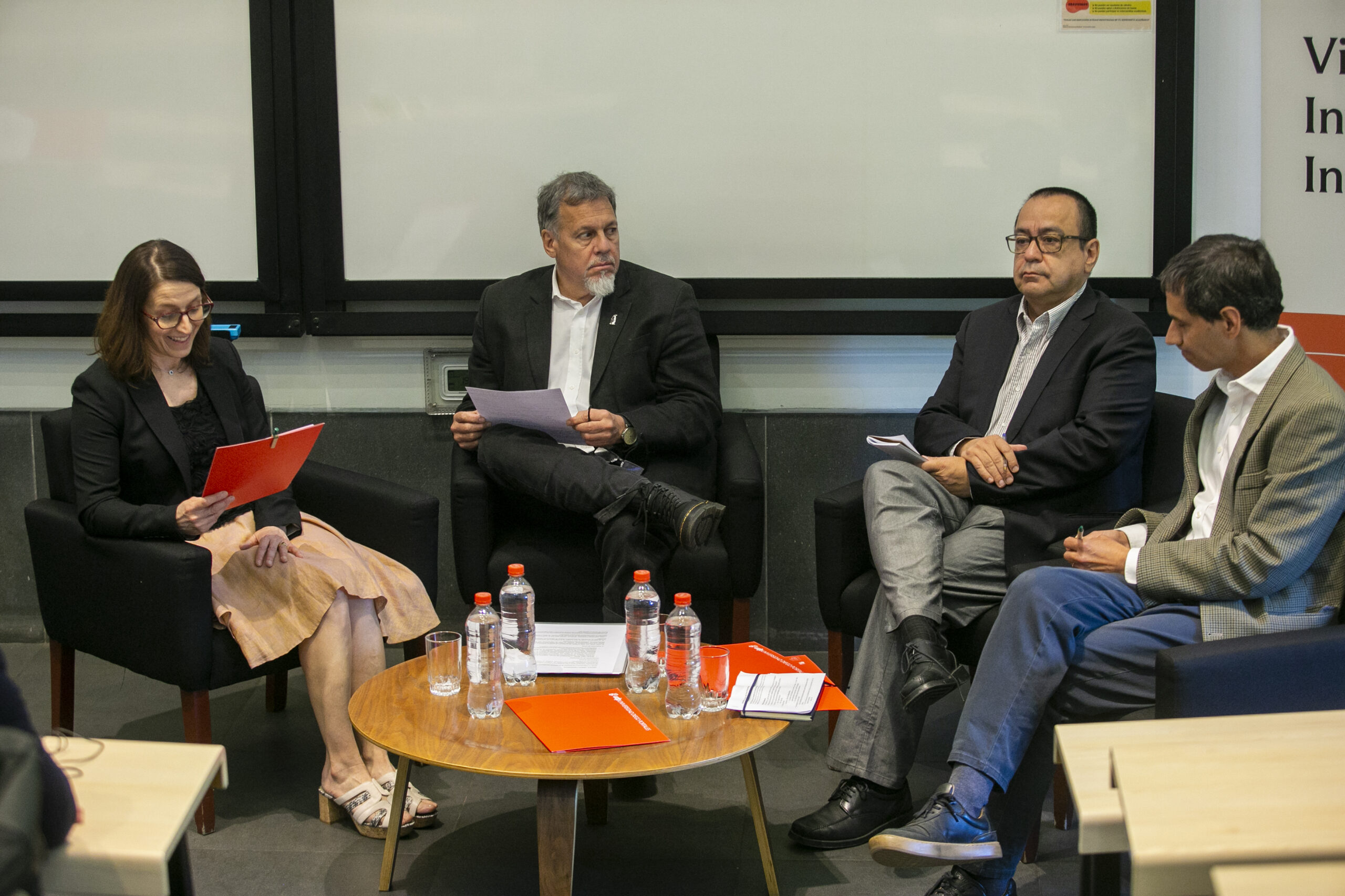 Plataforma de Políticas Públicas y Vicerrectoría de Investigación e Innovación realizaron seminario “Vincula: Ciencia y Democracia”