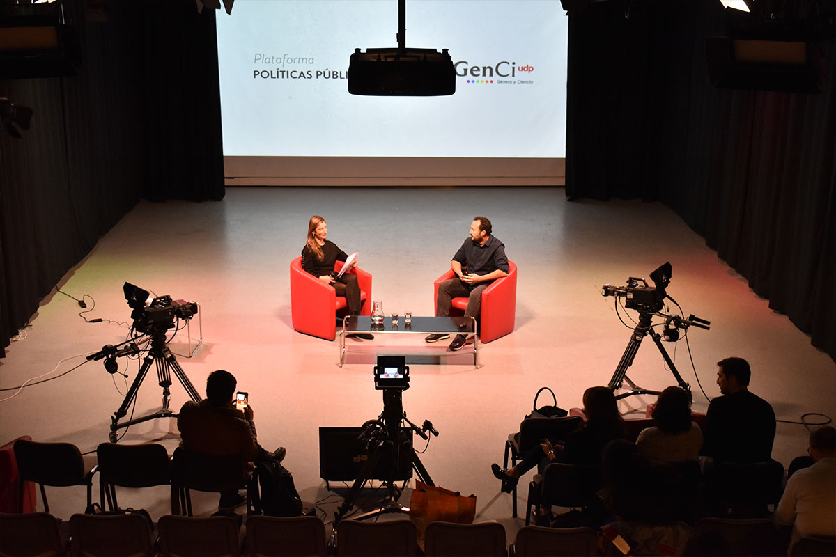 Académicas y académicos UDP se capacitan en vocerías y comunicación pública