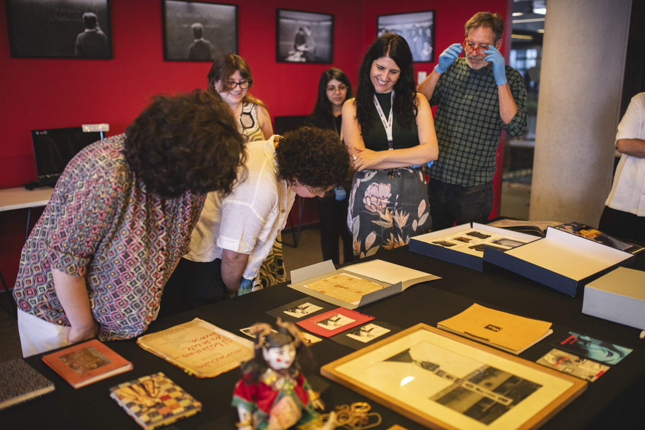 Autoridades de la Biblioteca Nacional visitan Archivos UDP y Cenfoto UDP