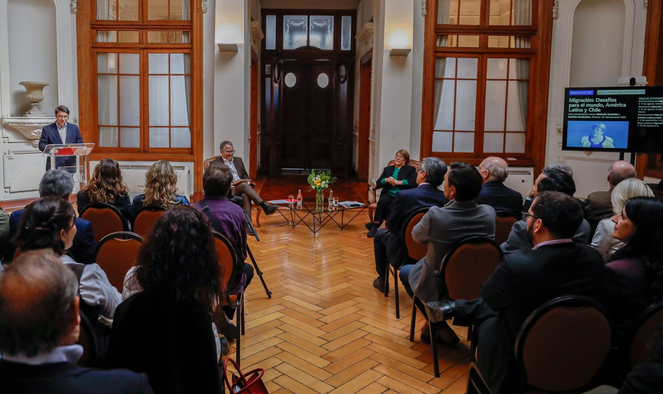 Expresidenta Michelle Bachelet analiza el fenómeno migratorio en diálogo con Democracia UDP