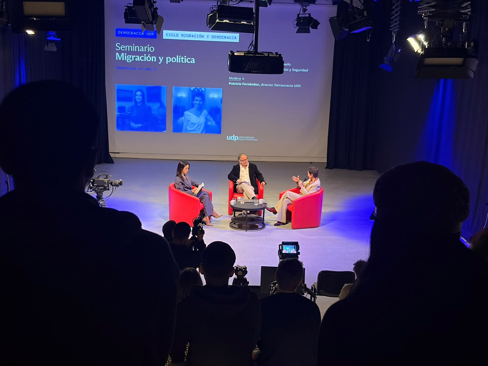 Exministra Carolina Tohá y senadora Paulina Núñez dialogan sobre migración en seminario de Democracia UDP